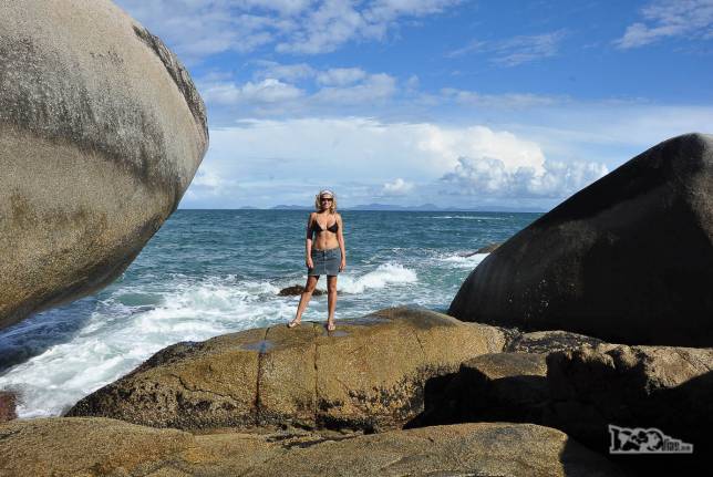 Explorando as enormes pedras no canto direito da praia da Tainha, em Bombinhas, litoral de Santa Catarina
